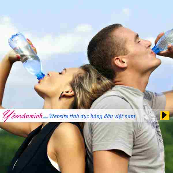 Uống đủ nước giúp tăng cảm hứng tình dục 